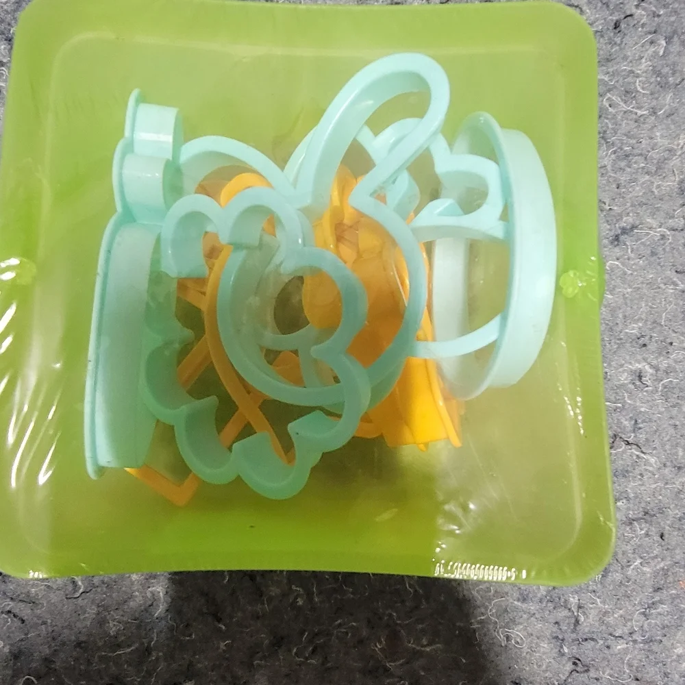 Celebrate Easter 10 Plastic Cutters in‎ a Plastic Basket